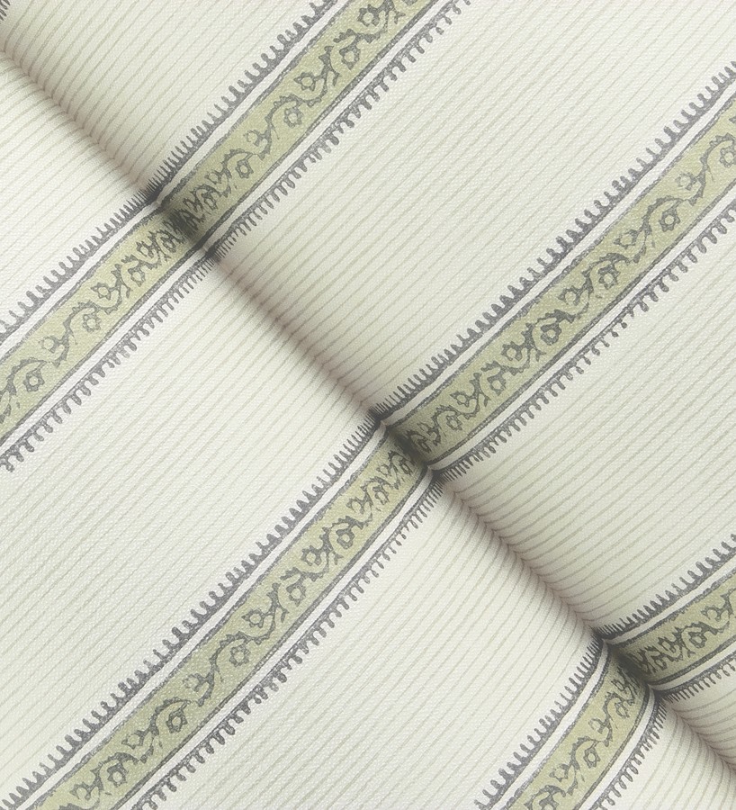 Papel pintado texturizado de rayas elegantes con grecas verdes  Tisbury Pinstripe 684282
