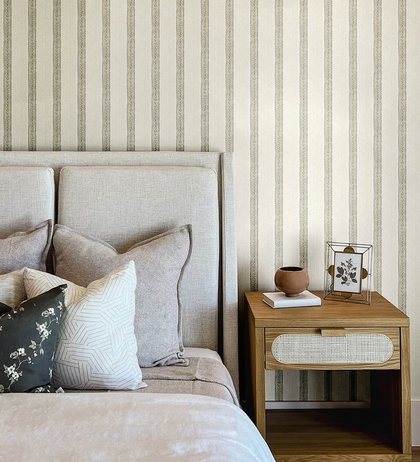 Papel pintado texturizado de rayas elegantes con grecas verdes  Tisbury Pinstripe 684282