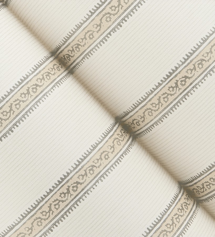 Papel pintado texturizado de rayas elegantes con grecas beige  Tisbury Pinstripe 684283