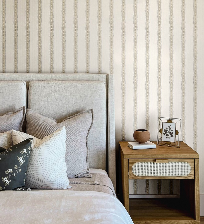 Papel pintado texturizado de rayas elegantes con grecas beige  Tisbury Pinstripe 684283