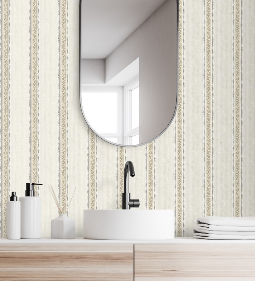 Papel pintado texturizado de rayas elegantes con grecas beige  Tisbury Pinstripe 684283