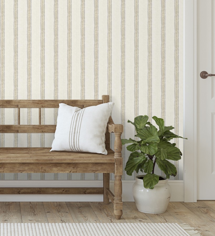 Papel pintado texturizado de rayas elegantes con grecas beige  Tisbury Pinstripe 684283