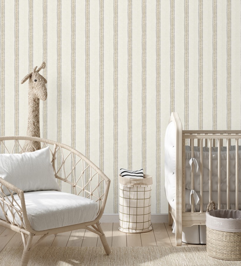 Papel pintado texturizado de rayas elegantes con grecas beige  Tisbury Pinstripe 684283