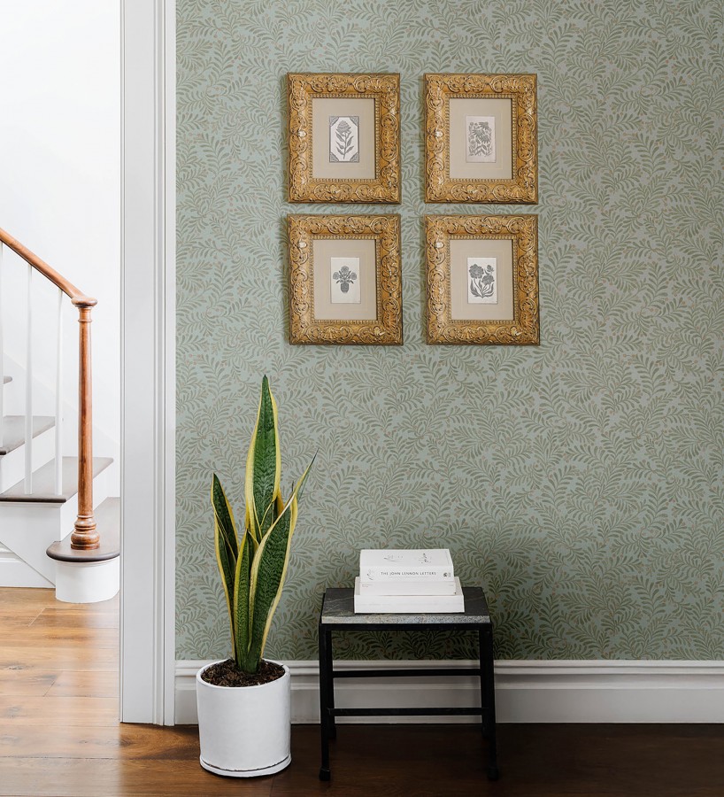 Papel pintado ramas verdes y bayas fondo lino texturizado azul pastel  Willowmere Sprigs 684299
