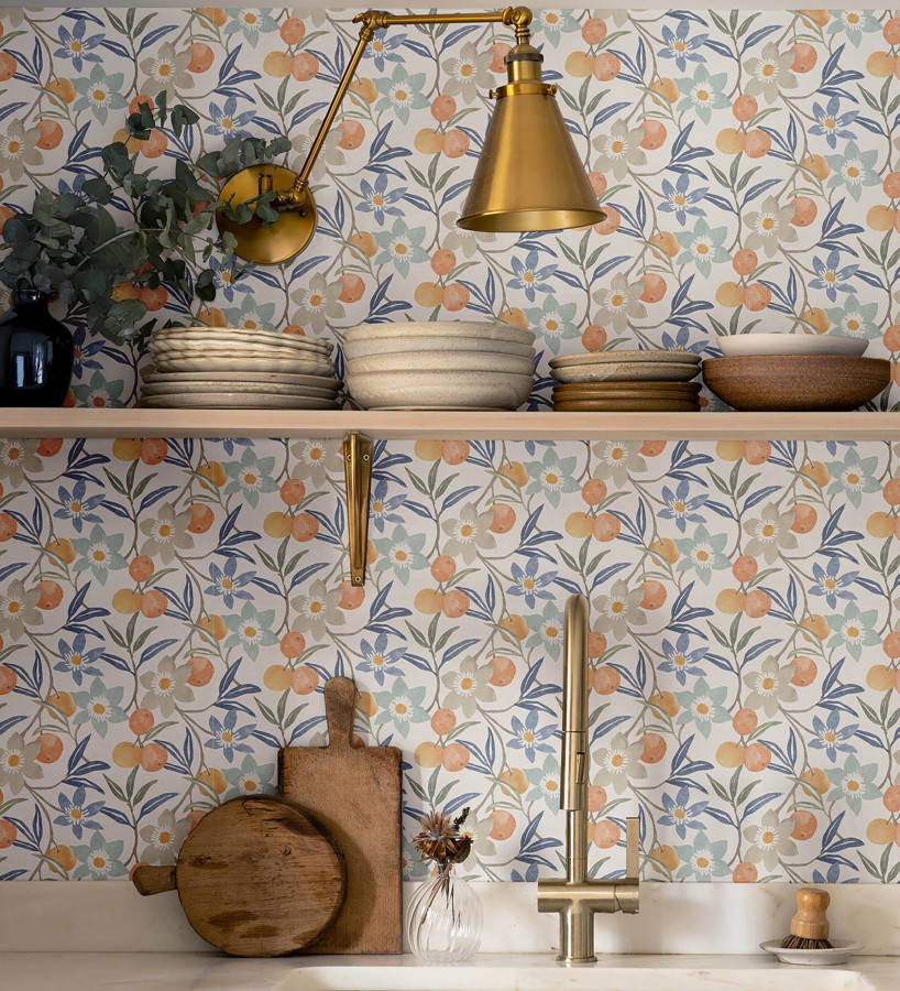 Papel pintado de frutas y flores estilo country tonos naranja azules y grises  Rowan Nectarine 684301