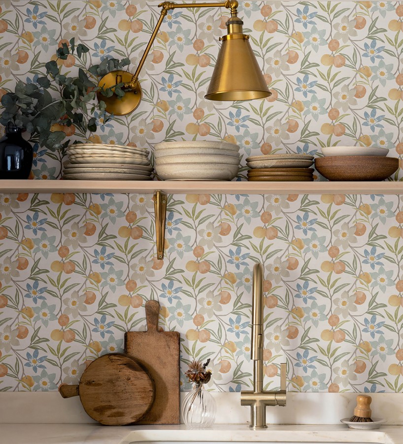 Papel pintado de frutas y flores estilo country tonos naranjas azules y verdes  Rowan Nectarine 684302
