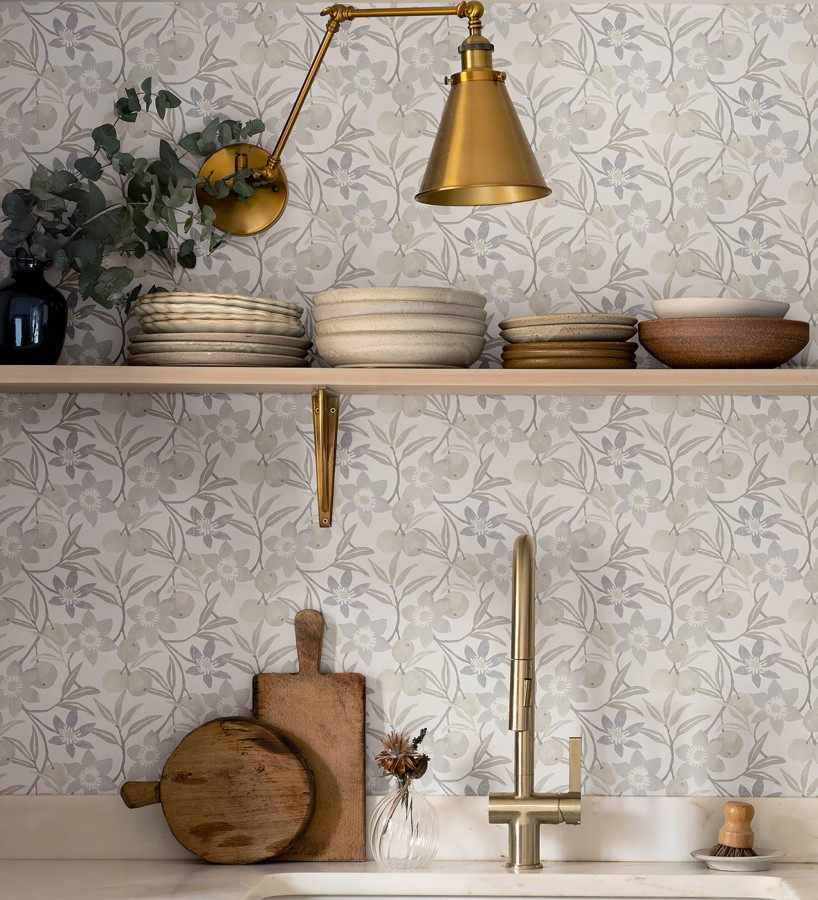Papel pintado de frutas y flores estilo country tonos grises y beige  Rowan Nectarine 684303