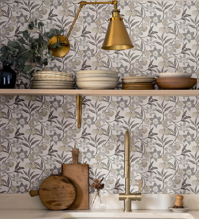 Papel pintado de frutas y flores estilo country tonos grises beige y negro  Rowan Nectarine 684304