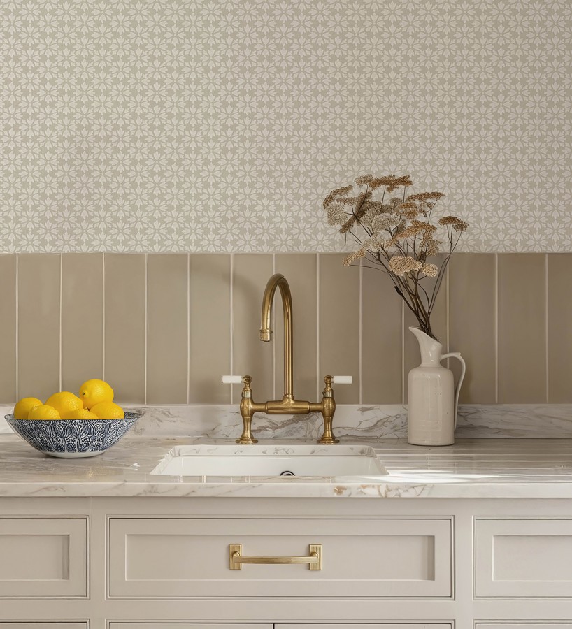 Papel pintado geométrico floral en estarcido blanco y fondo gris taupe  Tampere Polaris 684307