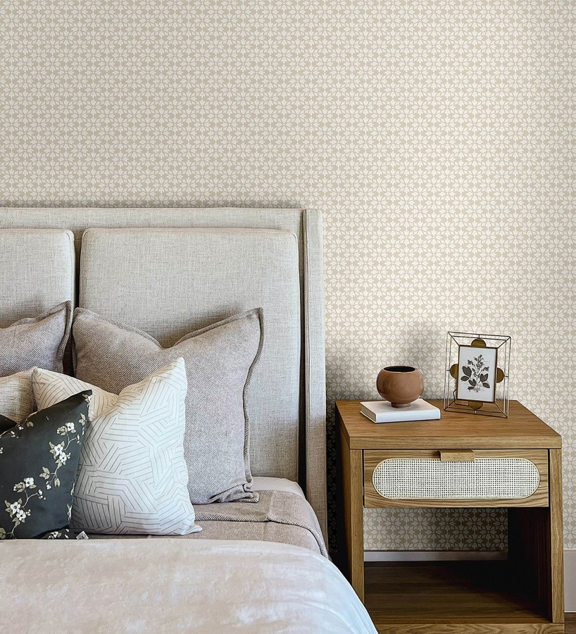 Papel pintado geométrico floral en estarcido blanco y fondo gris taupe  Tampere Polaris 684307