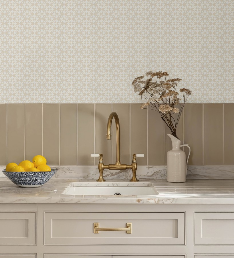 Papel pintado geométrico floral en estarcido blanco y fondo color beige  Tampere Polaris 684308