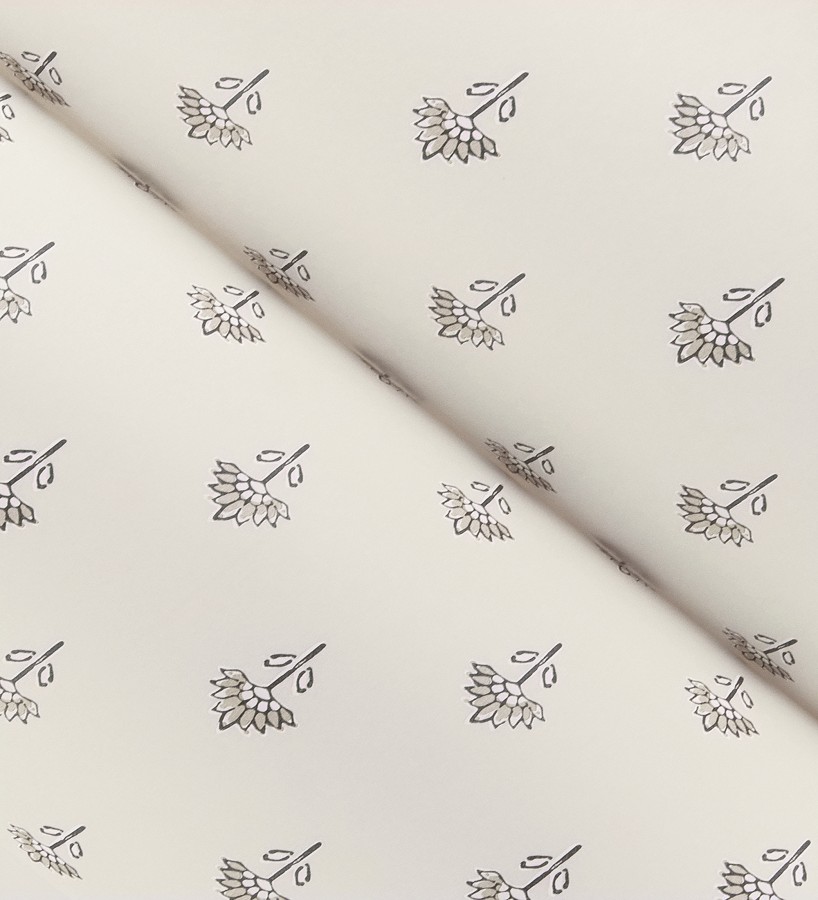 Papel pintado provenzal francés de flores pequeñas fondo crema  Willowmere Ditsy 684310