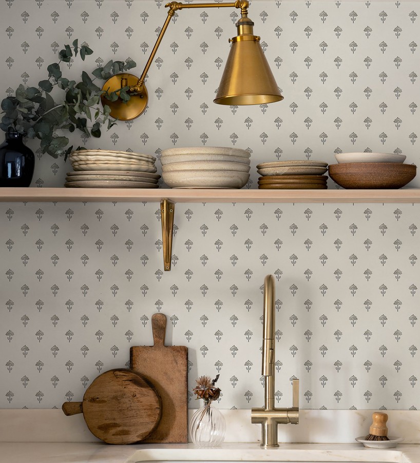 Papel pintado provenzal francés de flores pequeñas fondo crema  Willowmere Ditsy 684310