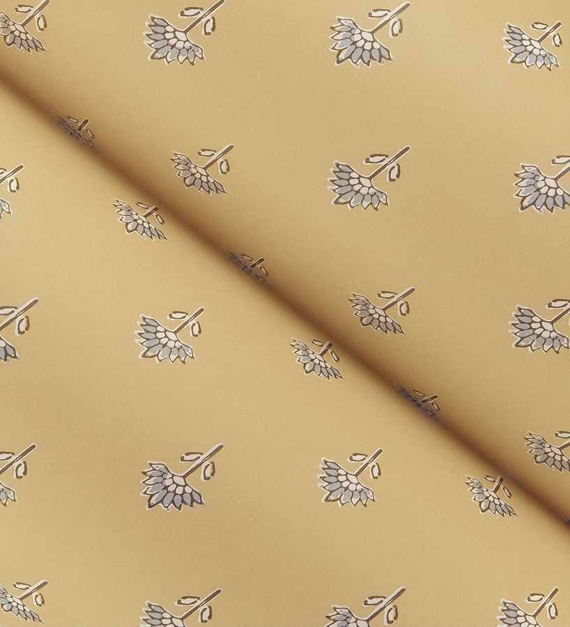 Papel pintado provenzal francés de flores pequeñas fondo ocre  Willowmere Ditsy 684311
