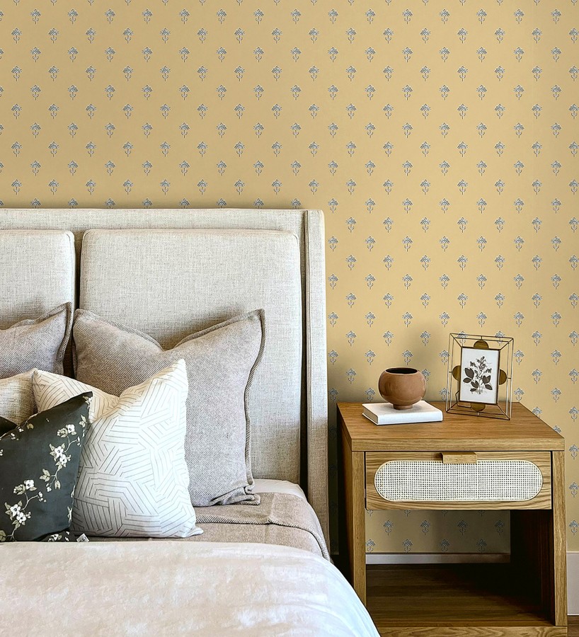Papel pintado provenzal francés de flores pequeñas fondo ocre  Willowmere Ditsy 684311