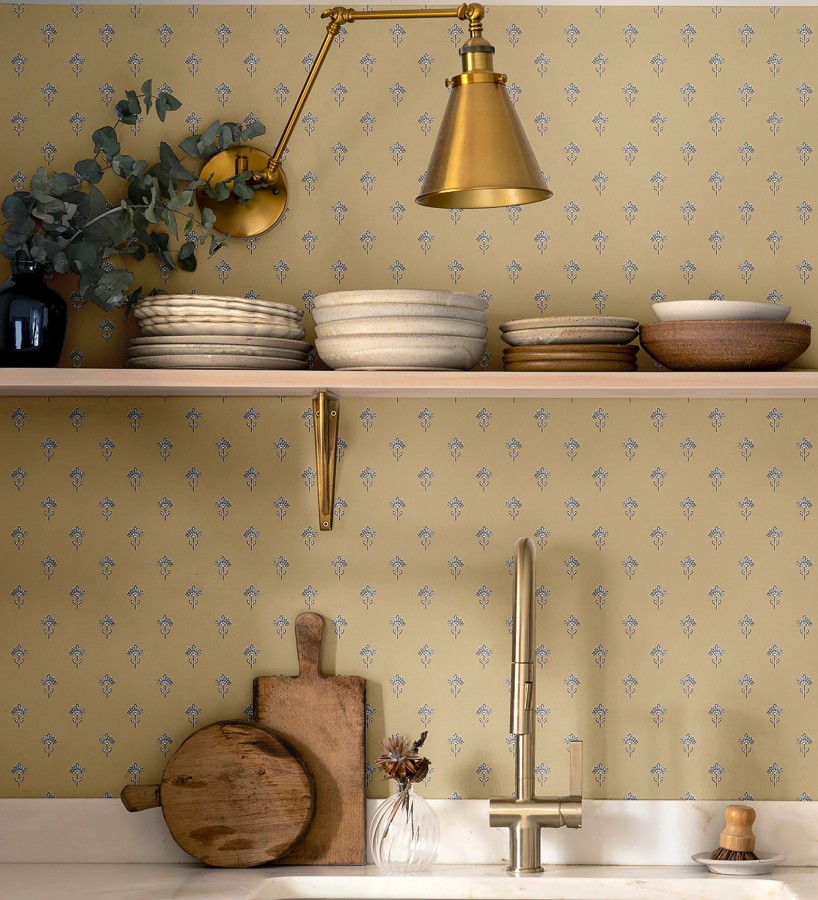 Papel pintado provenzal francés de flores pequeñas fondo ocre  Willowmere Ditsy 684311