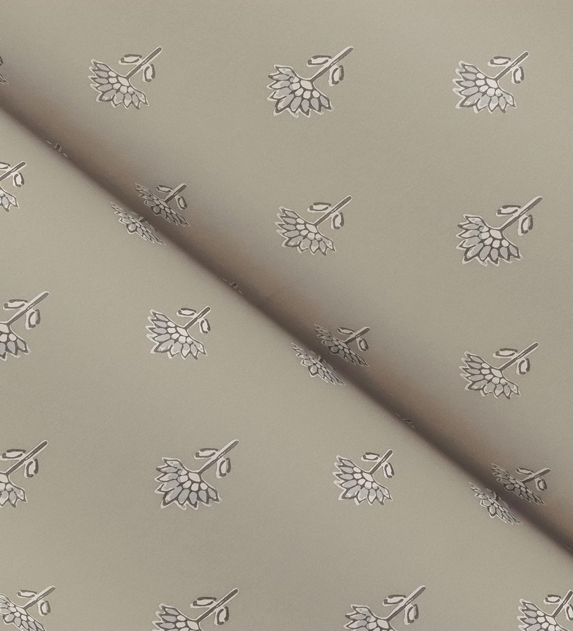 Papel pintado provenzal francés de flores pequeñas fondo taupe  Willowmere Ditsy 684313