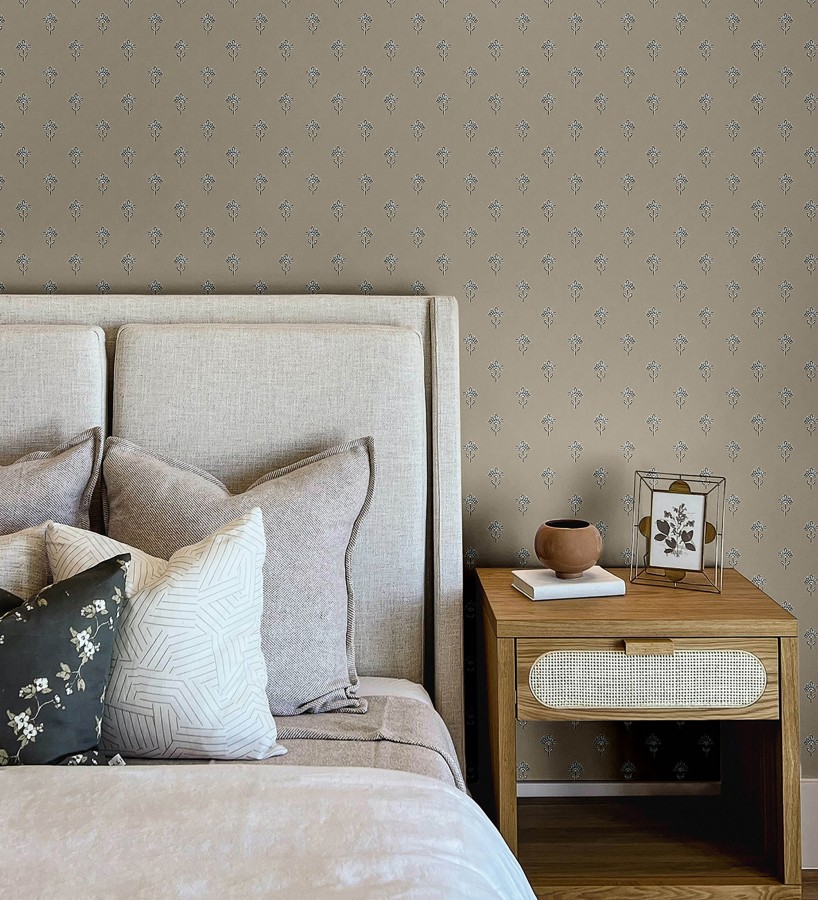 Papel pintado provenzal francés de flores pequeñas fondo taupe  Willowmere Ditsy 684313