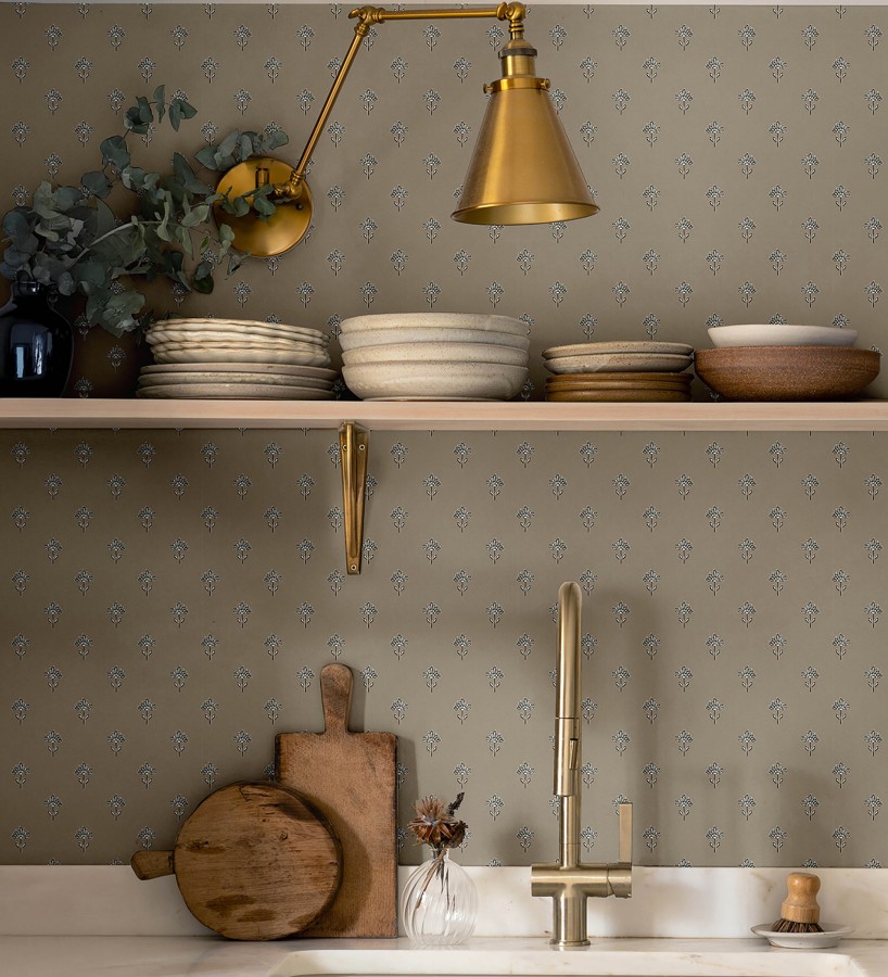 Papel pintado provenzal francés de flores pequeñas fondo taupe  Willowmere Ditsy 684313