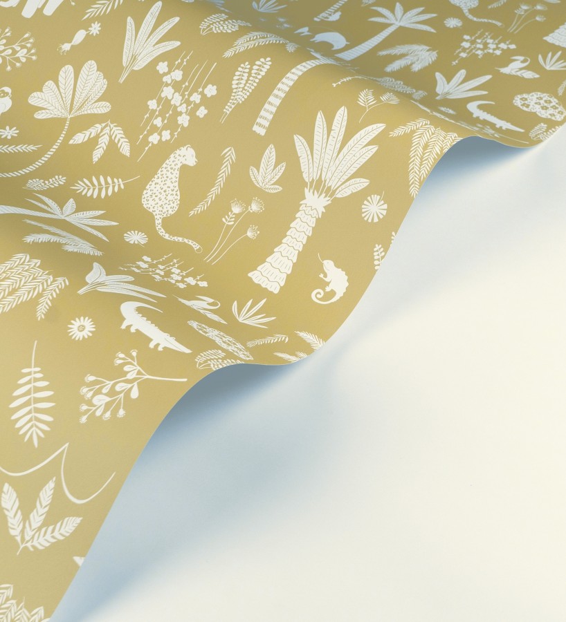 Papel pintado selva minimalista animales y palmeras blanco fondo mostaza  Milo Safari 684456