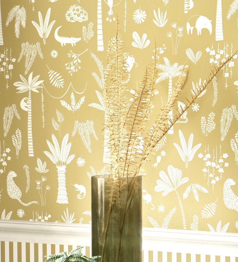 Papel pintado selva minimalista animales y palmeras blanco fondo mostaza  Milo Safari 684456