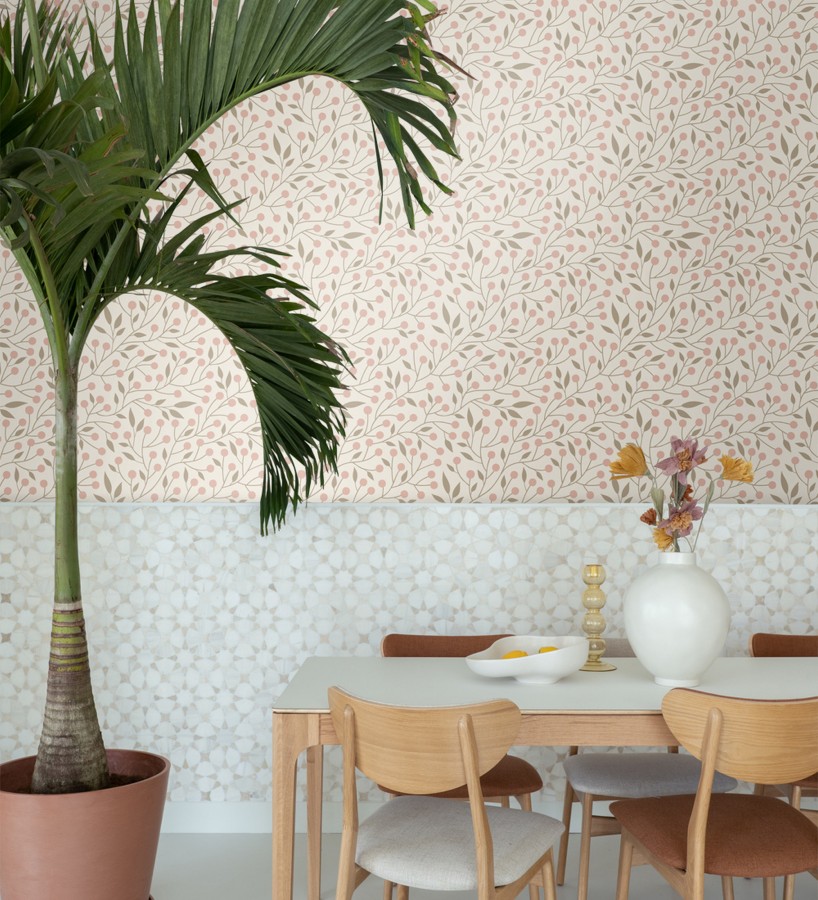 Papel pintado bayas silvestres tonos rosa y topo beige  Lund Nordic 684540