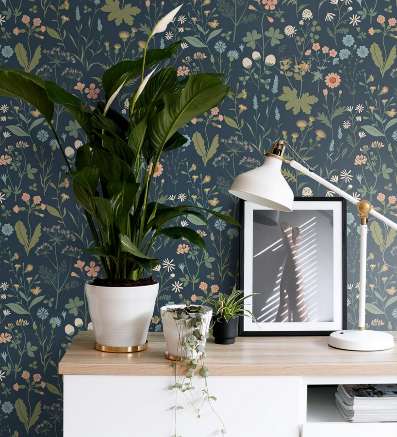 Papel pintado pradera flores silvestres tonos intensos fondo azul oscuro  Yorkshire Floral 684545