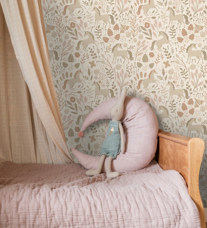 Papel pintado unicornios en jardín místico fondo beige  Sherwood Unicorns 684549