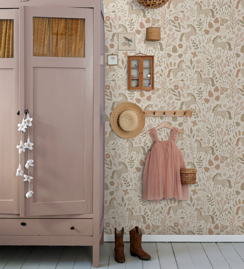 Papel pintado unicornios en jardín místico fondo beige  Sherwood Unicorns 684549