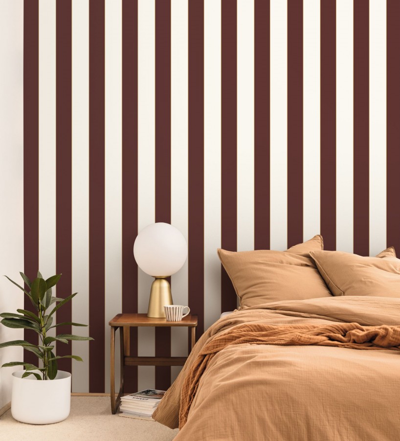 Papel pintado de rayas tonos burdeos con líneas finas doradas  Diana Stripes 684574