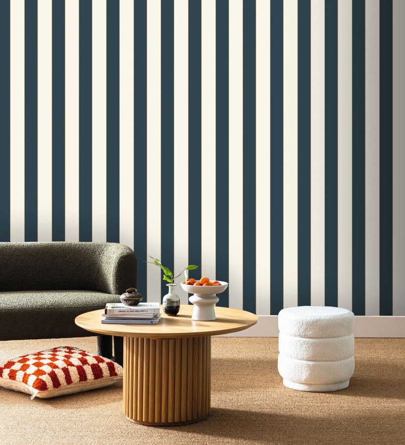 Papel pintado de rayas tonos azul medianoche con líneas finas doradas  Diana Stripes 684575