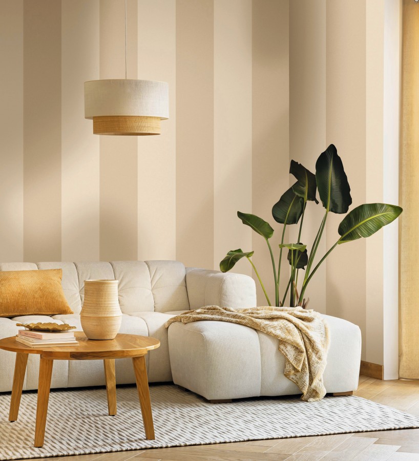 Papel pintado de rayas anchas con textura textil en tonos almendra  Limerick Lofted 684597