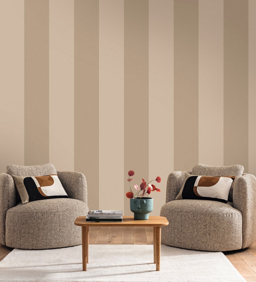 Papel pintado de rayas anchas con textura textil en tonos taupe  Limerick Lofted 684598