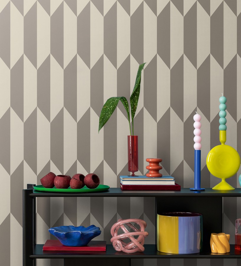 Papel pintado geométrico de prismas metalizados color gris cálido  Rhine Metric 684697
