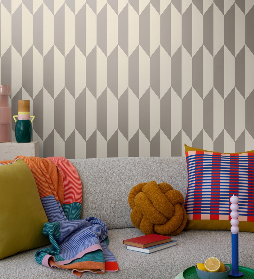 Papel pintado geométrico de prismas metalizados color gris cálido  Rhine Metric 684697