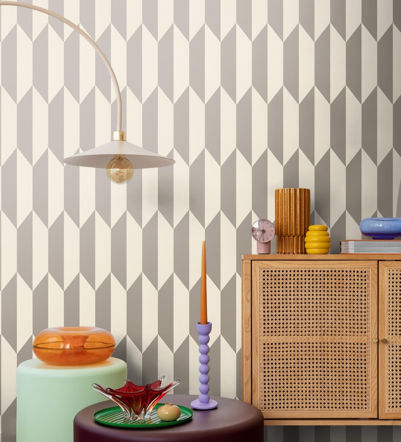Papel pintado geométrico de prismas metalizados color gris cálido  Rhine Metric 684697