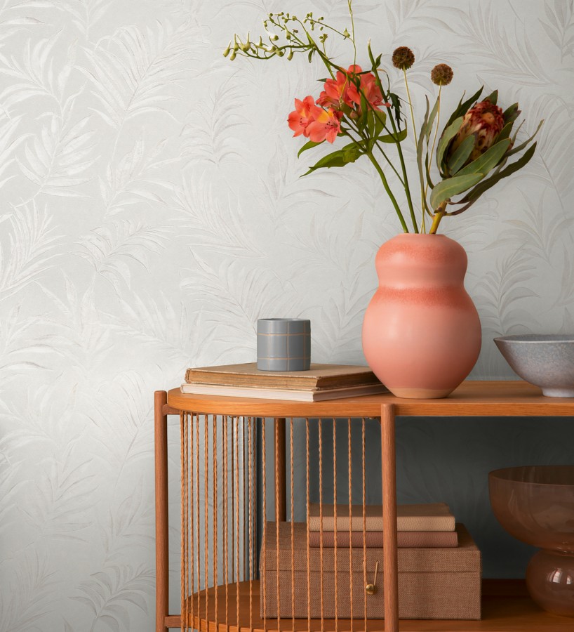Papel pintado de hojas bordadas sobre fondo texturado en blanco roto  Selene Ethereal 684703