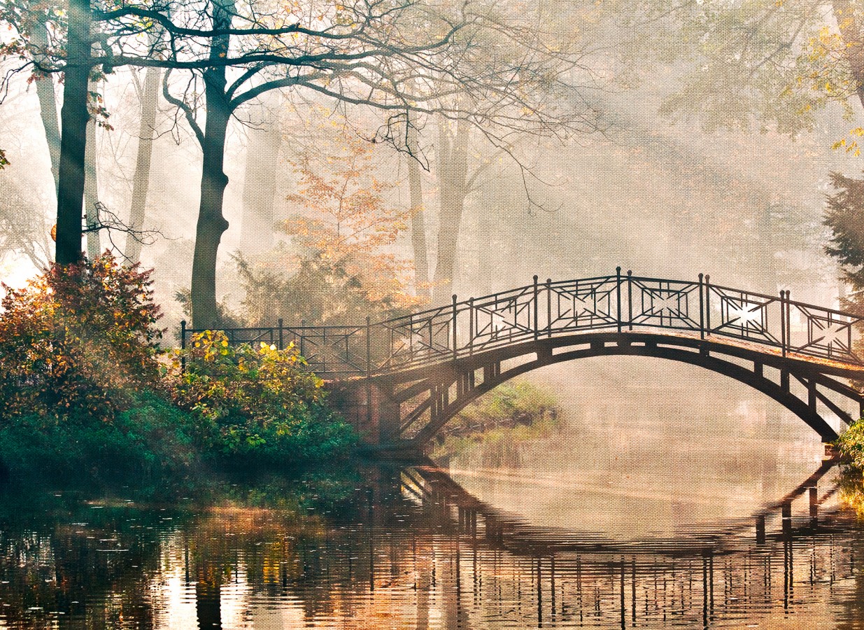 Papel pintado mural naturaleza romántica con puente y niebla  Vareli Canvas 684721