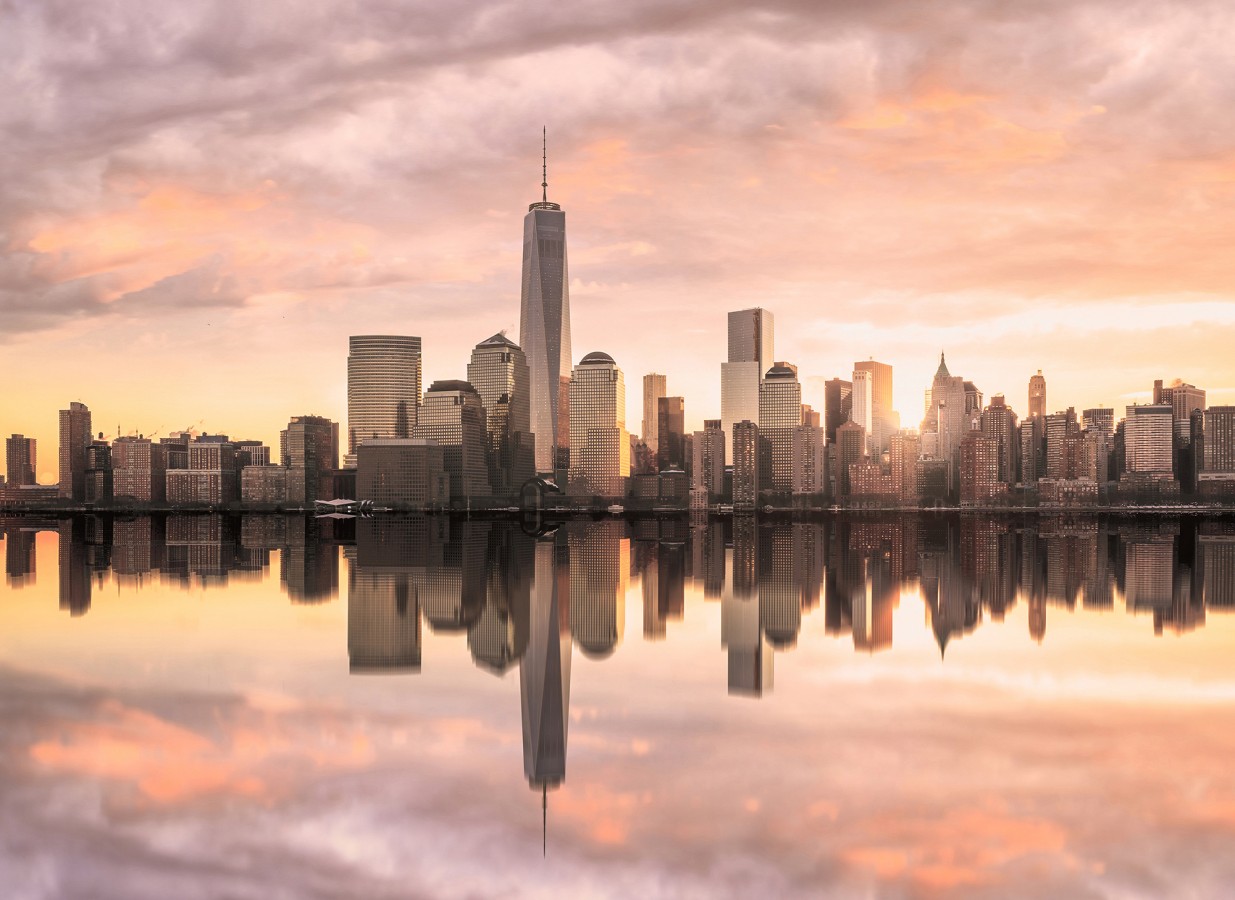 Papel pintado mural skyline de Manhattan al atardecer con reflejo en el agua  Triven Timeless 684740
