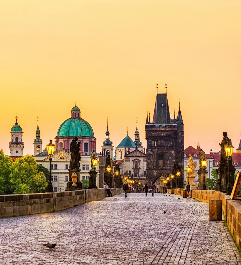 Papel pintado mural centro histórico de Praga con luz de ocaso  Triven Timeless 684744