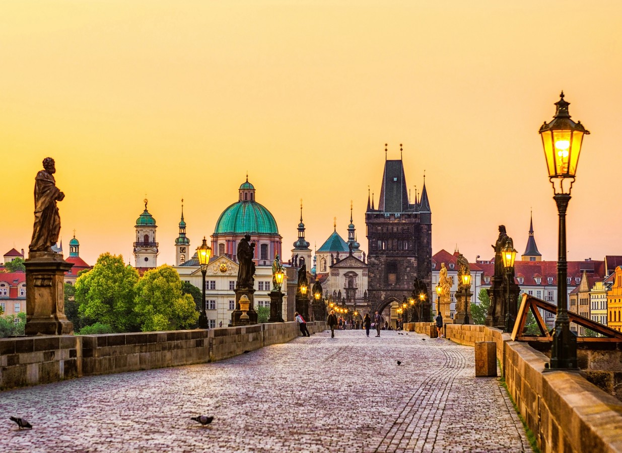 Papel pintado mural centro histórico de Praga con luz de ocaso  Triven Timeless 684744