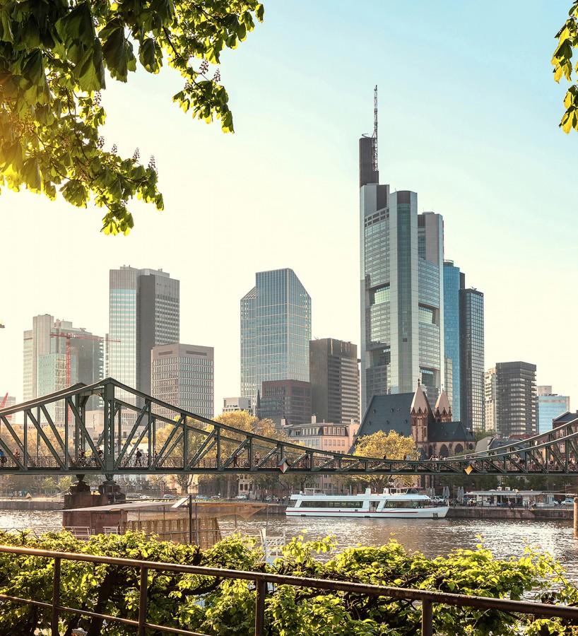 Papel pintado mural esencia de Frankfurt con puente peatonal y skyline   Triven Timeless 684745