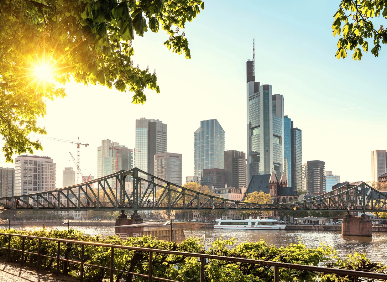 Papel pintado mural esencia de Frankfurt con puente peatonal y skyline   Triven Timeless 684745