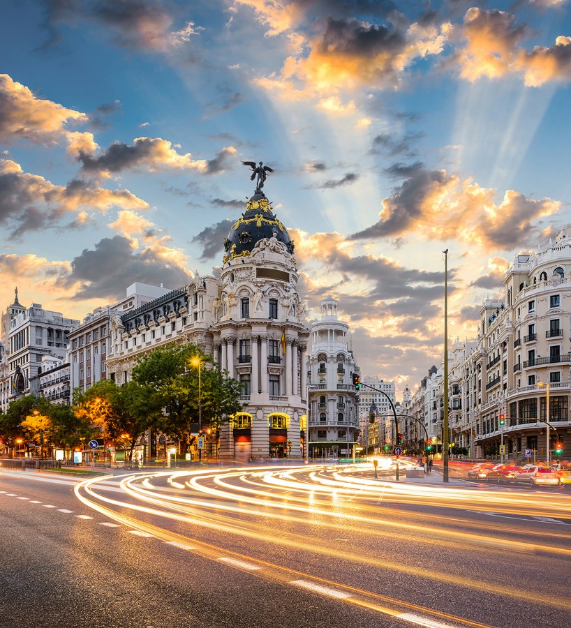 Papel pintado mural Gran Vía de Madrid con Edificio Metrópolis al atardecer  Triven Timeless 684746