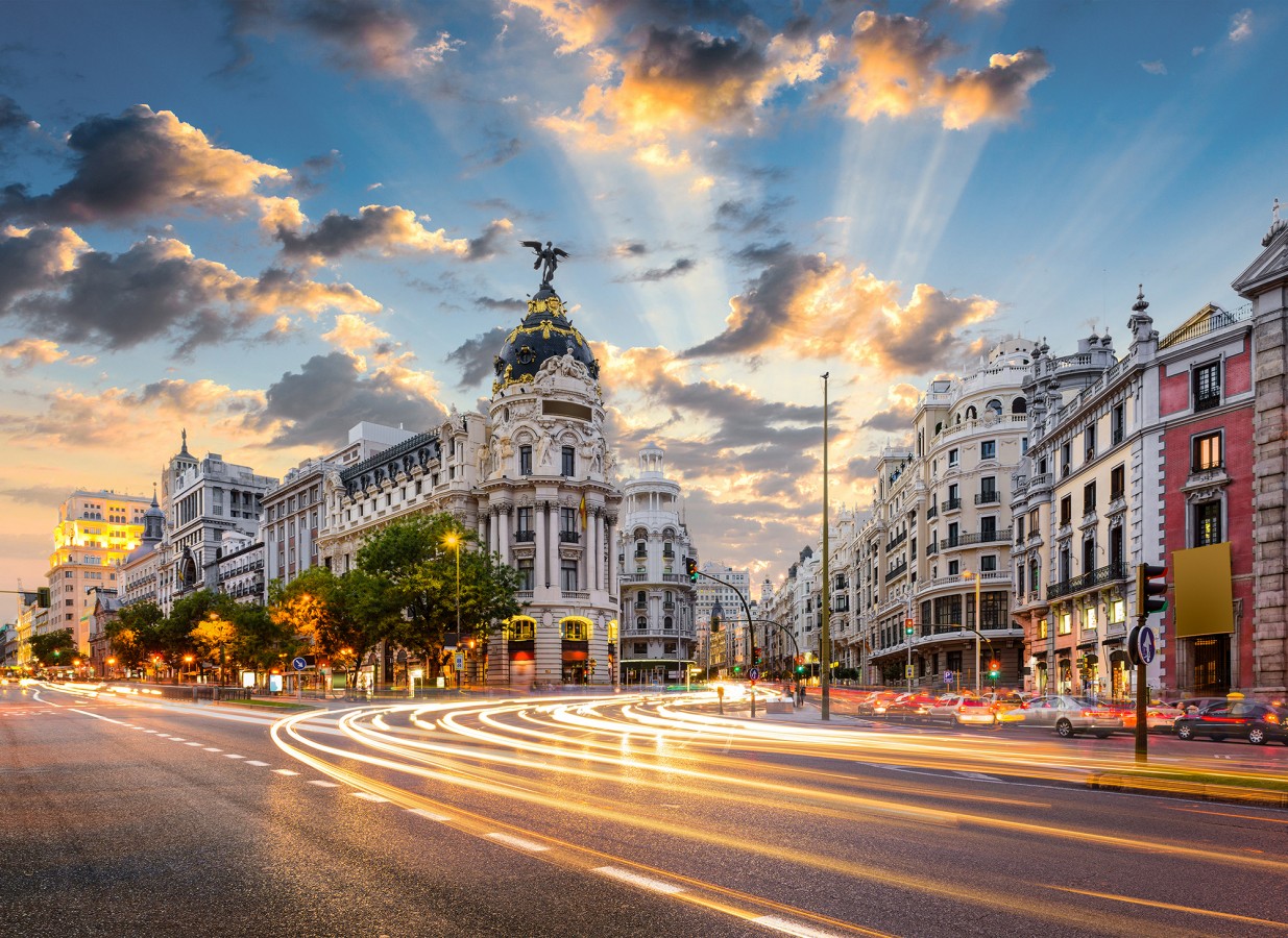Papel pintado mural Gran Vía de Madrid con Edificio Metrópolis al atardecer  Triven Timeless 684746