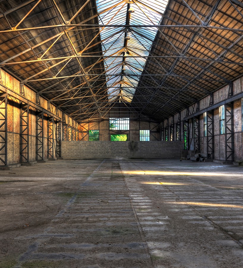 Papel pintado mural hangar industrial antiguo con vigas de metal  Olaven Perspective 684757