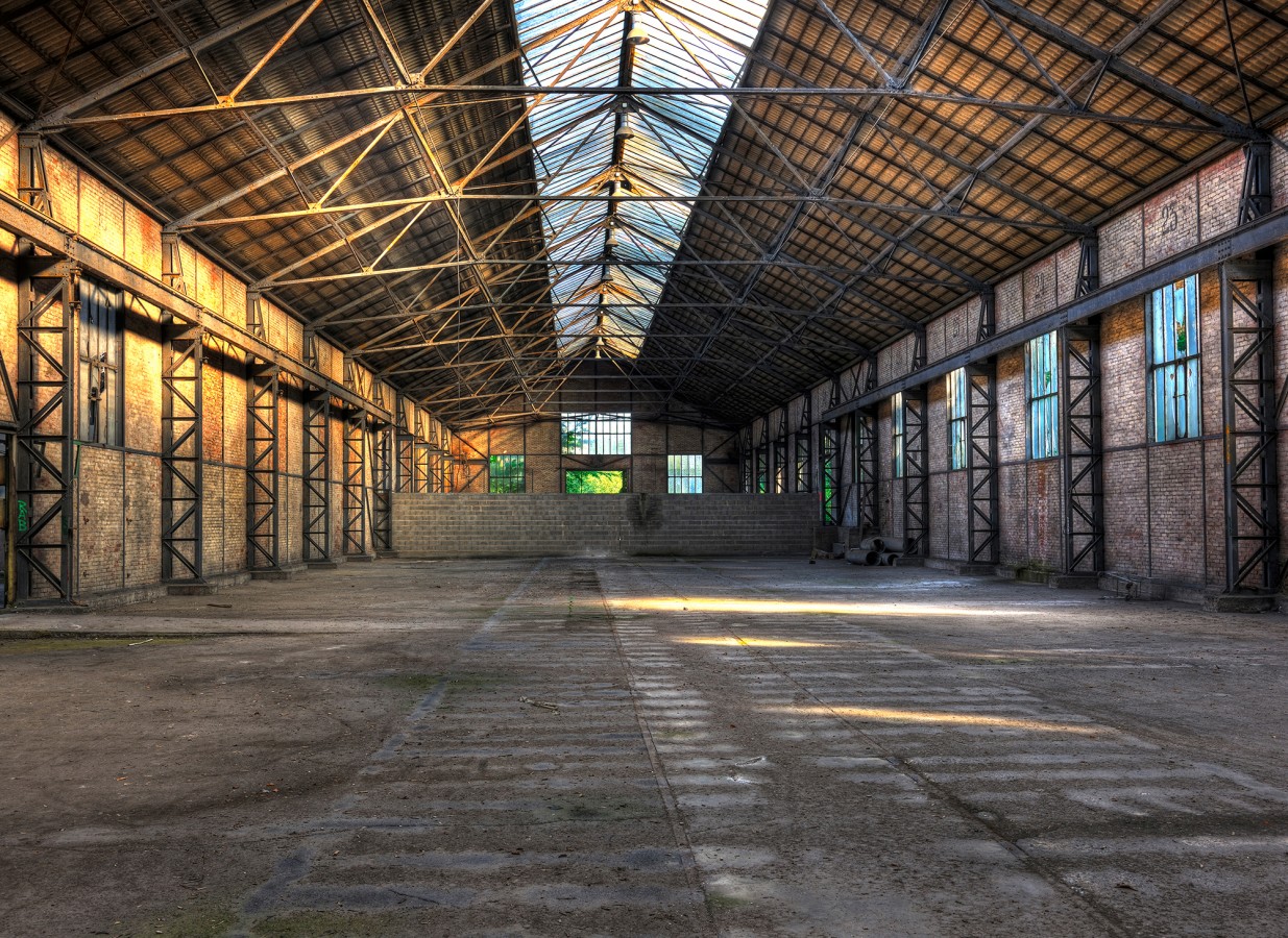 Papel pintado mural hangar industrial antiguo con vigas de metal  Olaven Perspective 684757