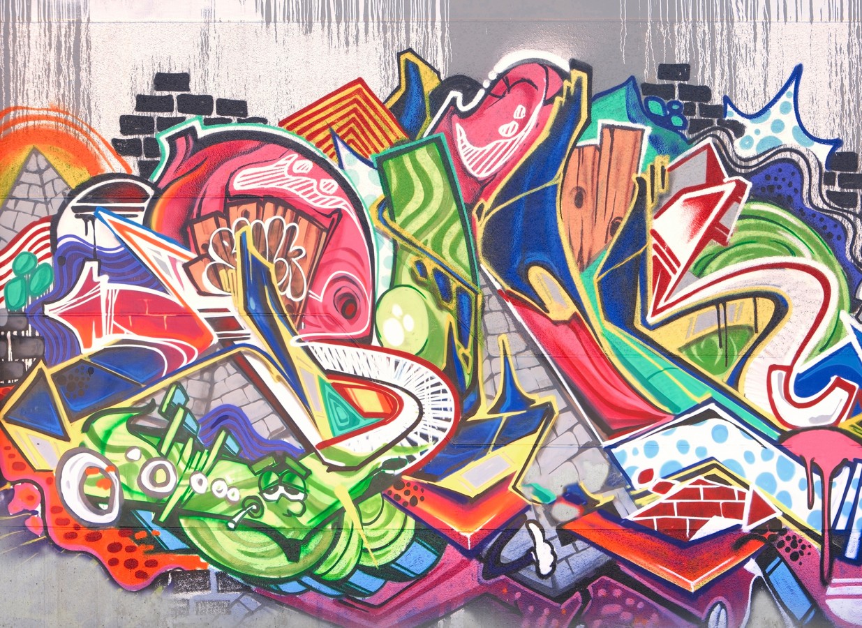 Papel pintado mural de arte urbano con graffitis abstractos y colores vibrantes  Basquiat Graffiti 684769