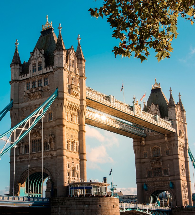 Papel pintado mural Tower Bridge de Londres bajo un cielo azul despejado  Triven Timeless 684779