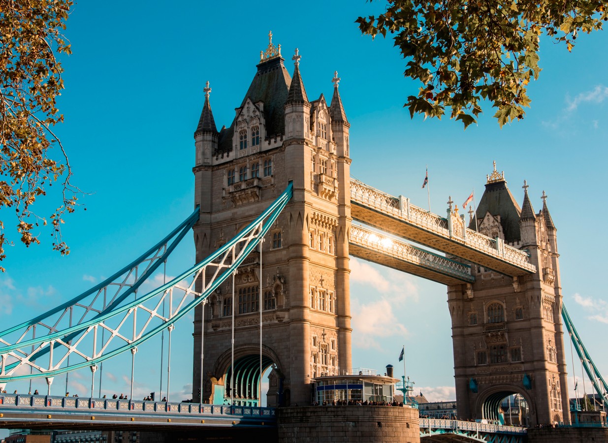 Papel pintado mural Tower Bridge de Londres bajo un cielo azul despejado  Triven Timeless 684779